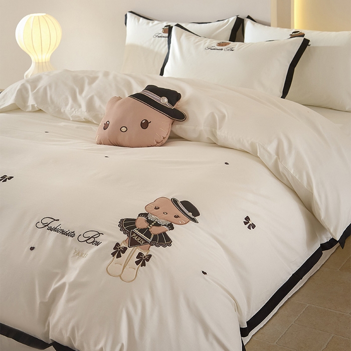 91家纺网 家纺一手货源 找家纺 金绣美居 2026新款全棉纯棉卡通贴布绣小香风拼角KT猫四件套凯蒂 奶白