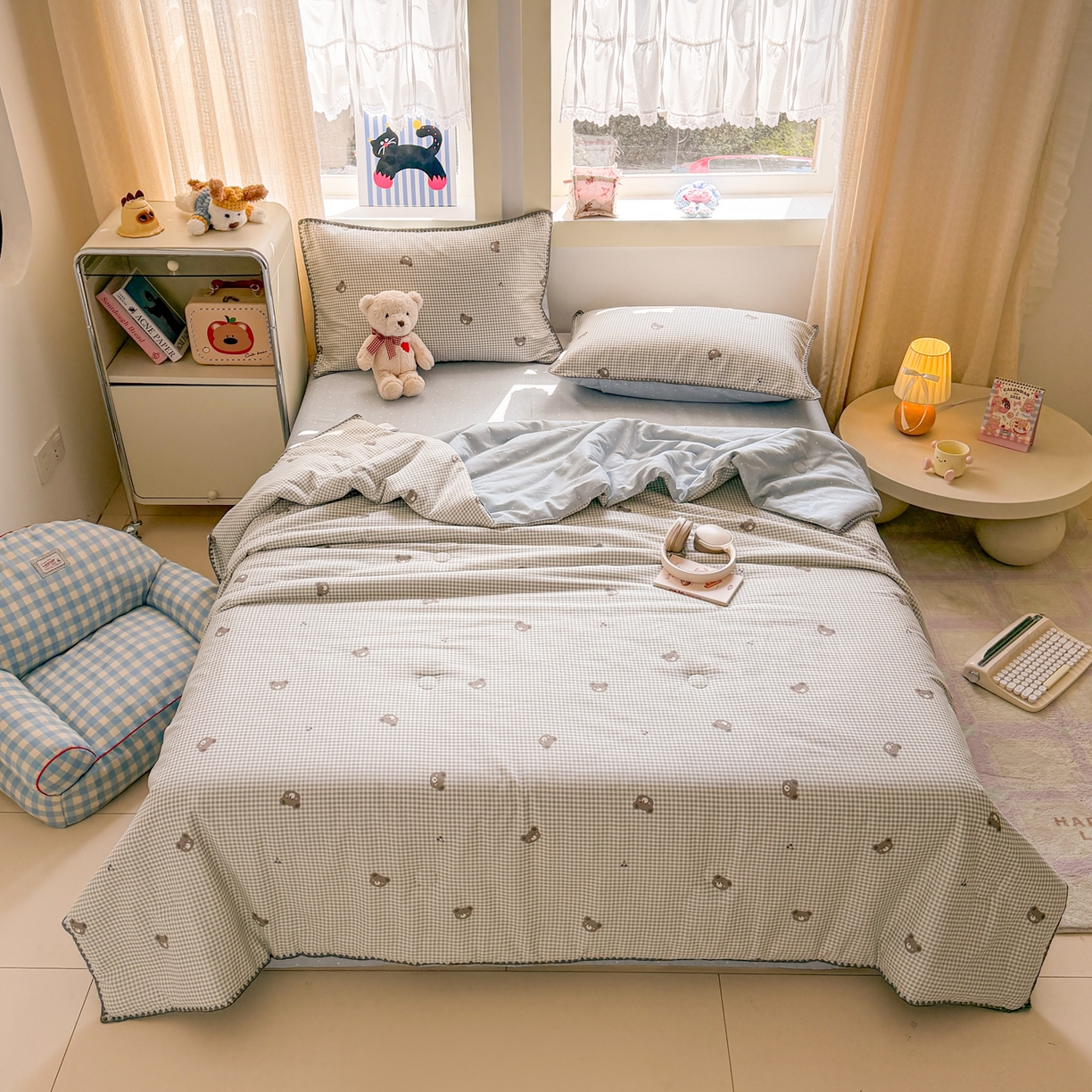 91家纺网 家纺一手货源 找家纺 简宜家居（朝初家纺） 2026新款全棉花卉卡通系列贝壳边夏被四件套 棕格小熊