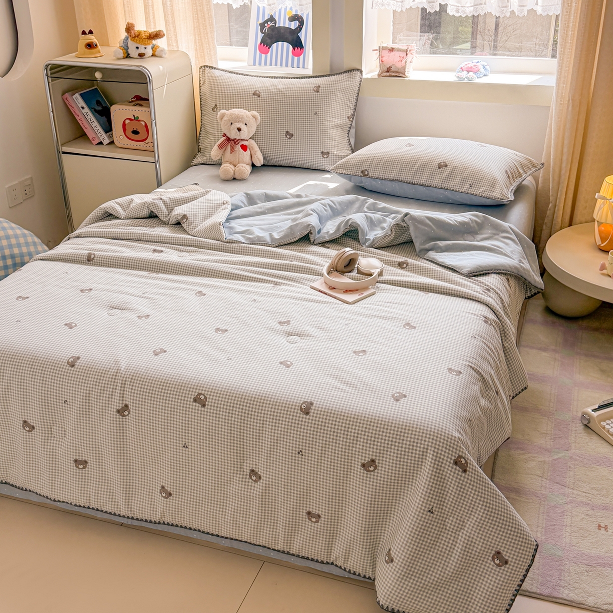 91家纺网 家纺一手货源 找家纺 简宜家居（朝初家纺） 2026新款全棉花卉卡通系列贝壳边夏被四件套 棕格小熊