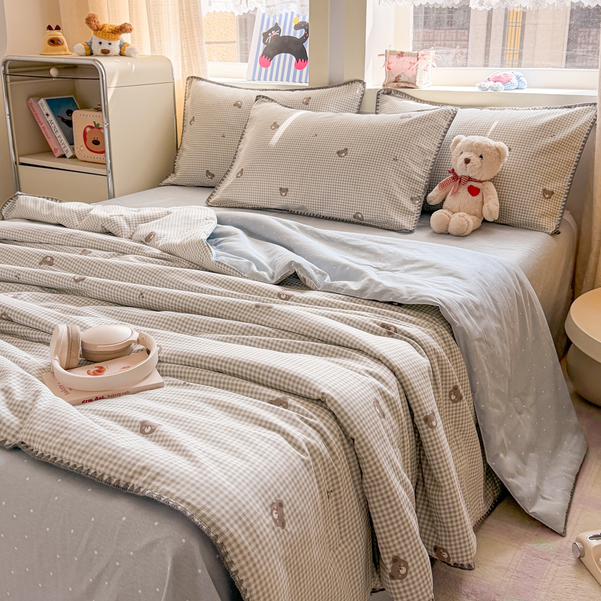 91家纺网 家纺一手货源 找家纺 简宜家居（朝初家纺） 2026新款全棉花卉卡通系列贝壳边夏被四件套 棕格小熊