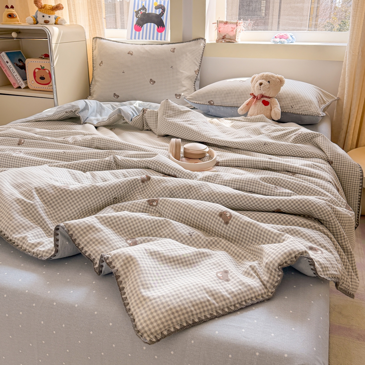 91家纺网 家纺一手货源 找家纺 简宜家居（朝初家纺） 2026新款全棉花卉卡通系列贝壳边夏被四件套 棕格小熊