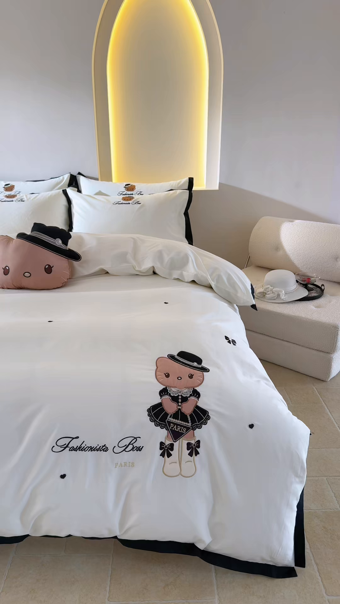 91家纺网 家纺一手货源 找家纺 金绣美居 2026新款全棉纯棉卡通贴布绣小香风拼角KT猫四件套凯蒂 奶白