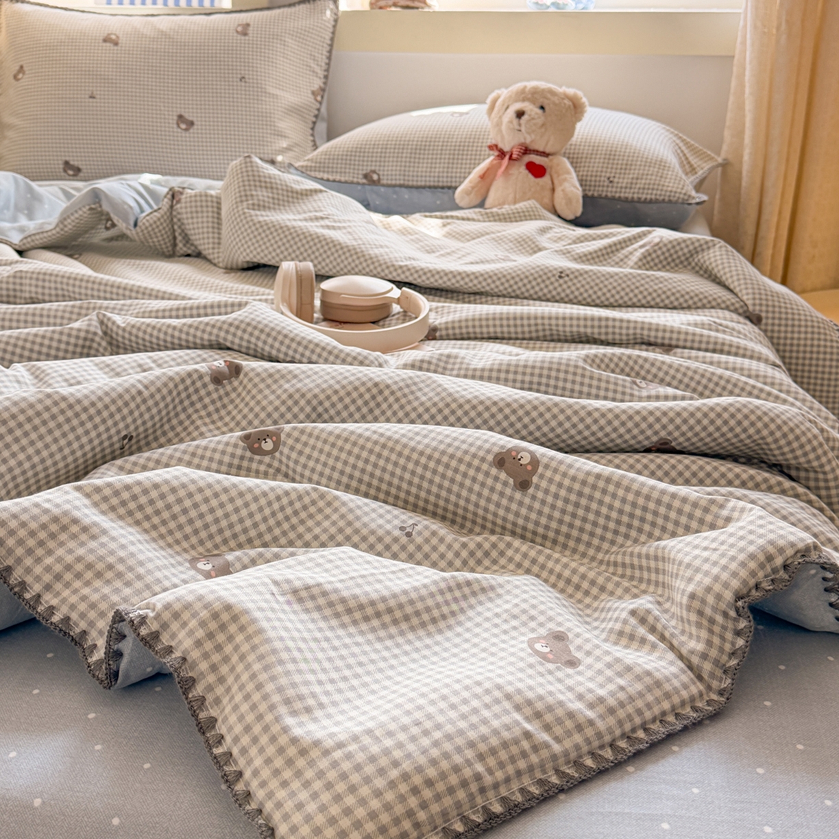 91家纺网 家纺一手货源 找家纺 简宜家居（朝初家纺） 2026新款全棉花卉卡通系列贝壳边夏被四件套 棕格小熊