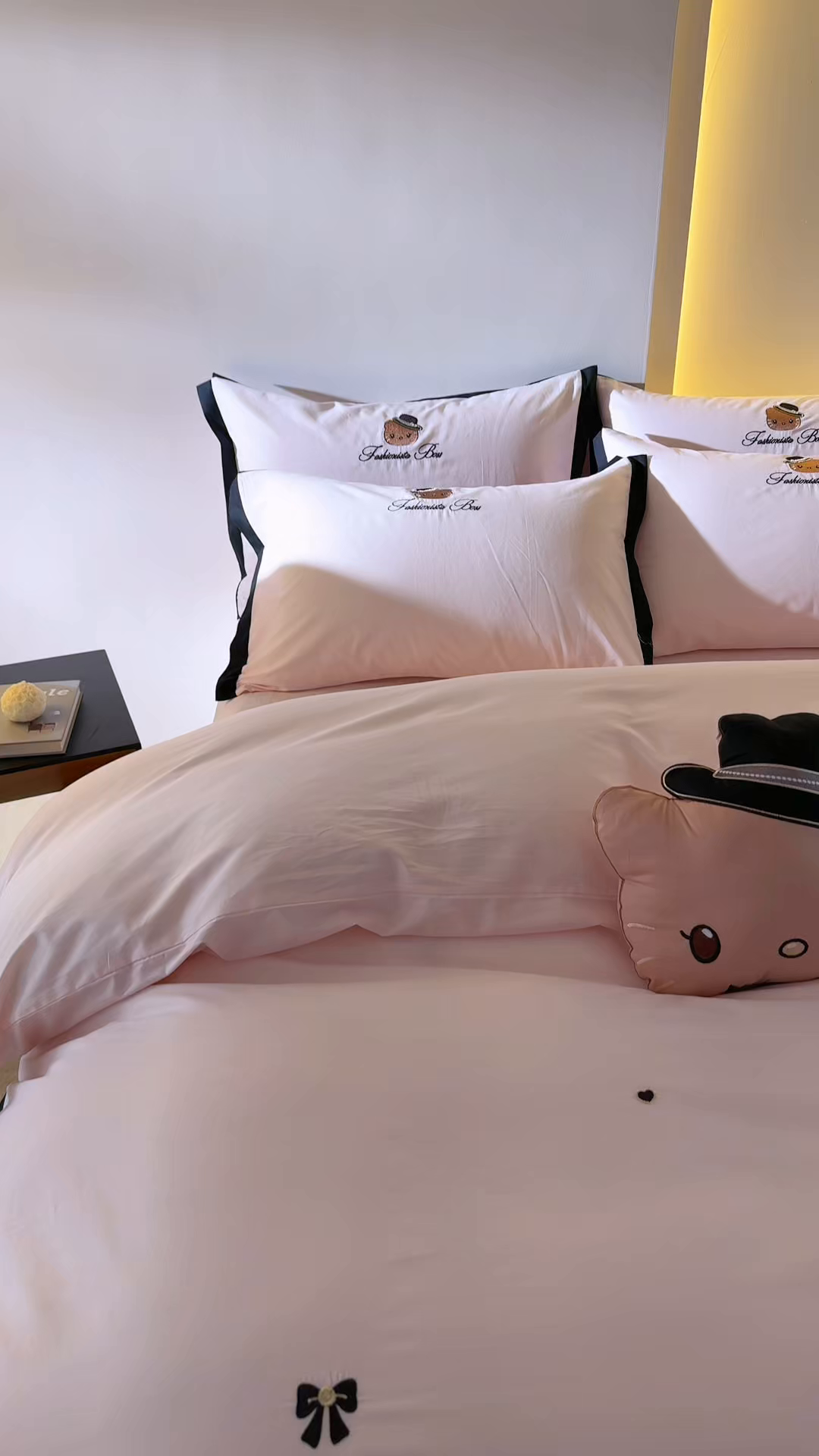 91家纺网 家纺一手货源 找家纺 （总）金绣美居 2026新款全棉纯棉卡通贴布绣小香风拼角KT猫四件套凯蒂