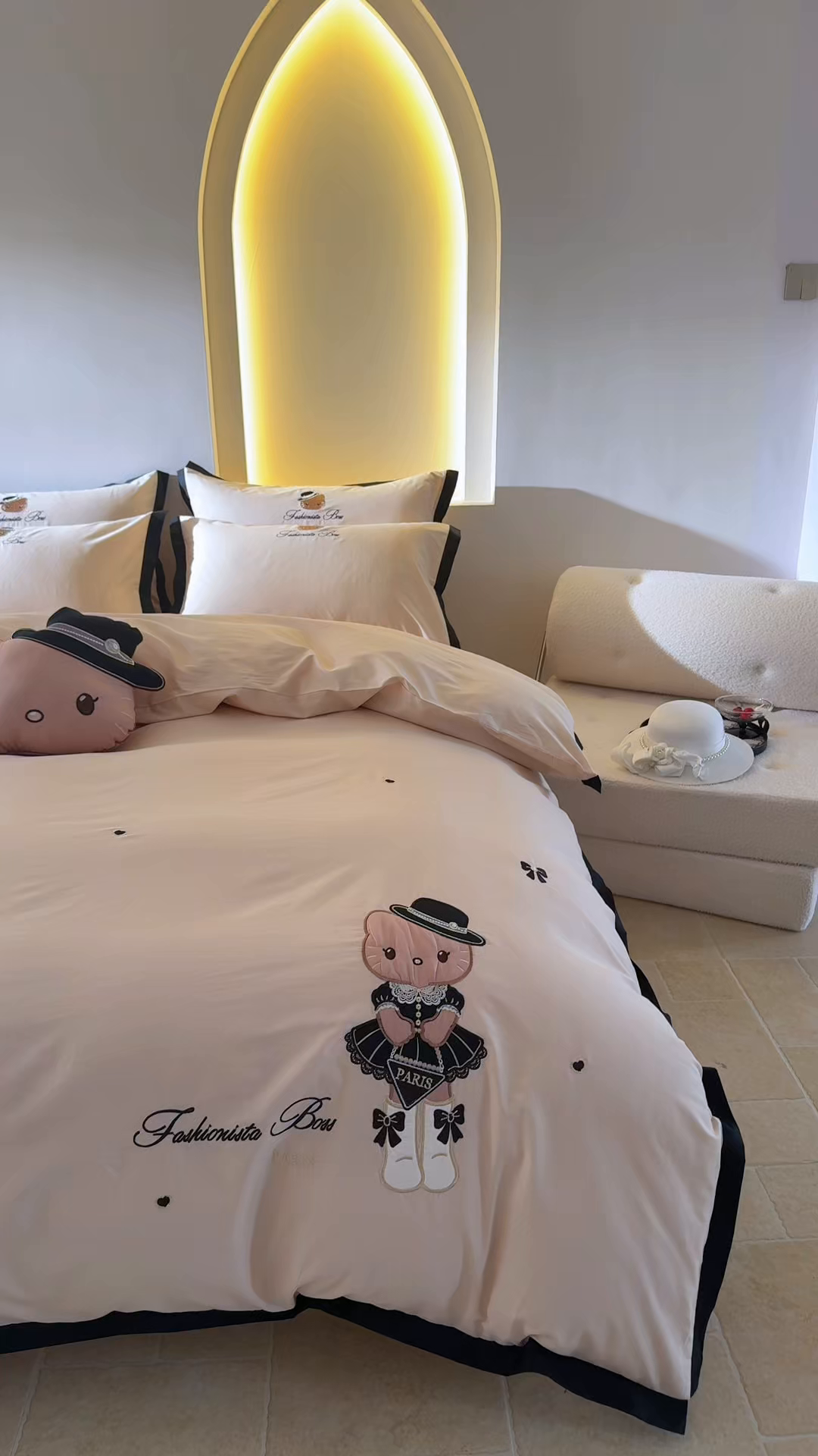 91家纺网 家纺一手货源 找家纺 金绣美居 2026新款全棉纯棉卡通贴布绣小香风拼角KT猫四件套凯蒂 咖色