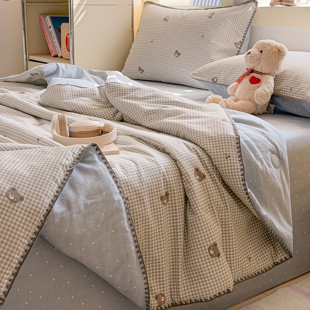 91家纺网 家纺一手货源 找家纺 简宜家居（朝初家纺） 2026新款全棉花卉卡通系列贝壳边夏被四件套 棕格小熊