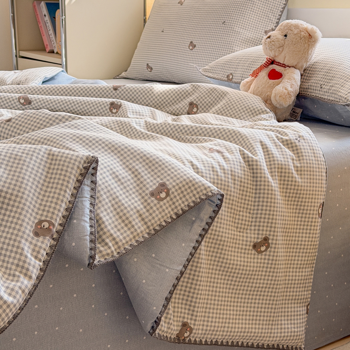 91家纺网 家纺一手货源 找家纺 简宜家居（朝初家纺） 2026新款全棉花卉卡通系列贝壳边夏被四件套 棕格小熊