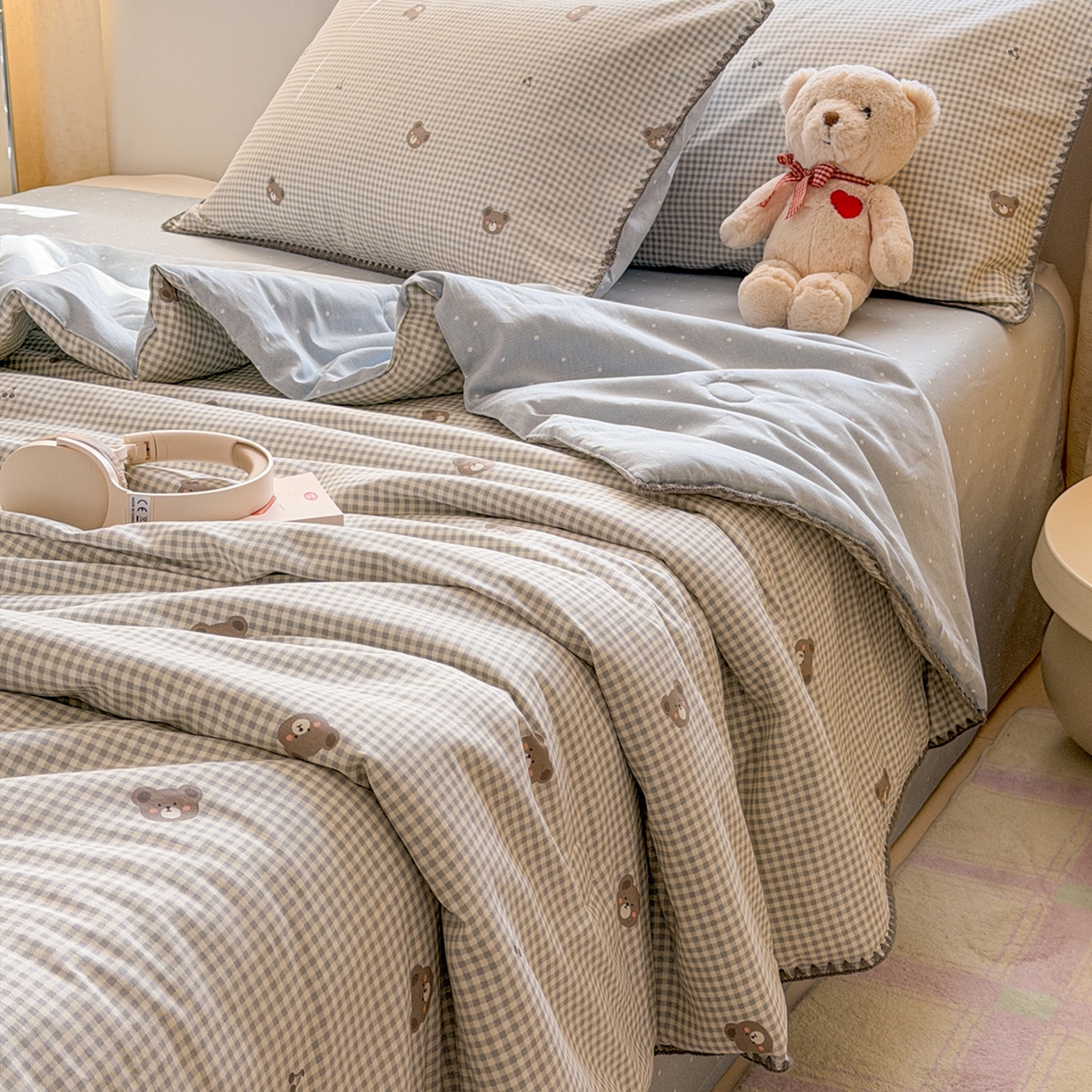 91家纺网 家纺一手货源 找家纺 简宜家居（朝初家纺） 2026新款全棉花卉卡通系列贝壳边夏被四件套 棕格小熊