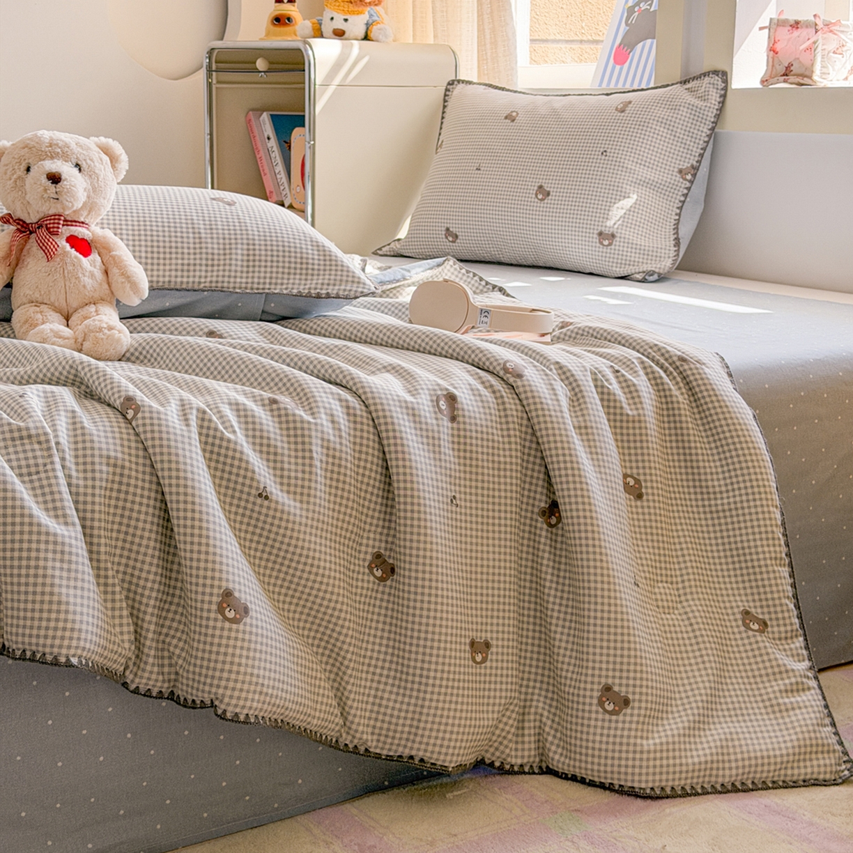 91家纺网 家纺一手货源 找家纺 简宜家居（朝初家纺） 2026新款全棉花卉卡通系列贝壳边夏被四件套 棕格小熊