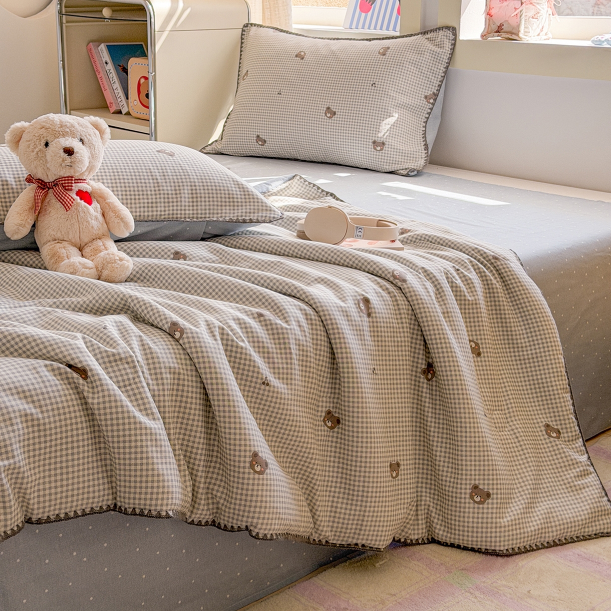 91家纺网 家纺一手货源 找家纺 简宜家居（朝初家纺） 2026新款全棉花卉卡通系列贝壳边夏被四件套 棕格小熊