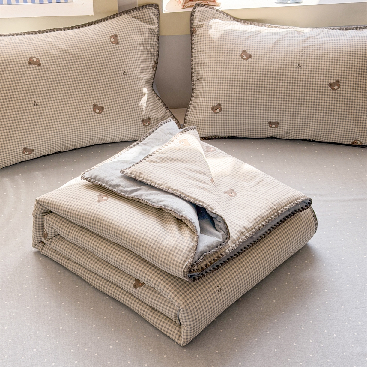 91家纺网 家纺一手货源 找家纺 简宜家居（朝初家纺） 2026新款全棉花卉卡通系列贝壳边夏被四件套 棕格小熊