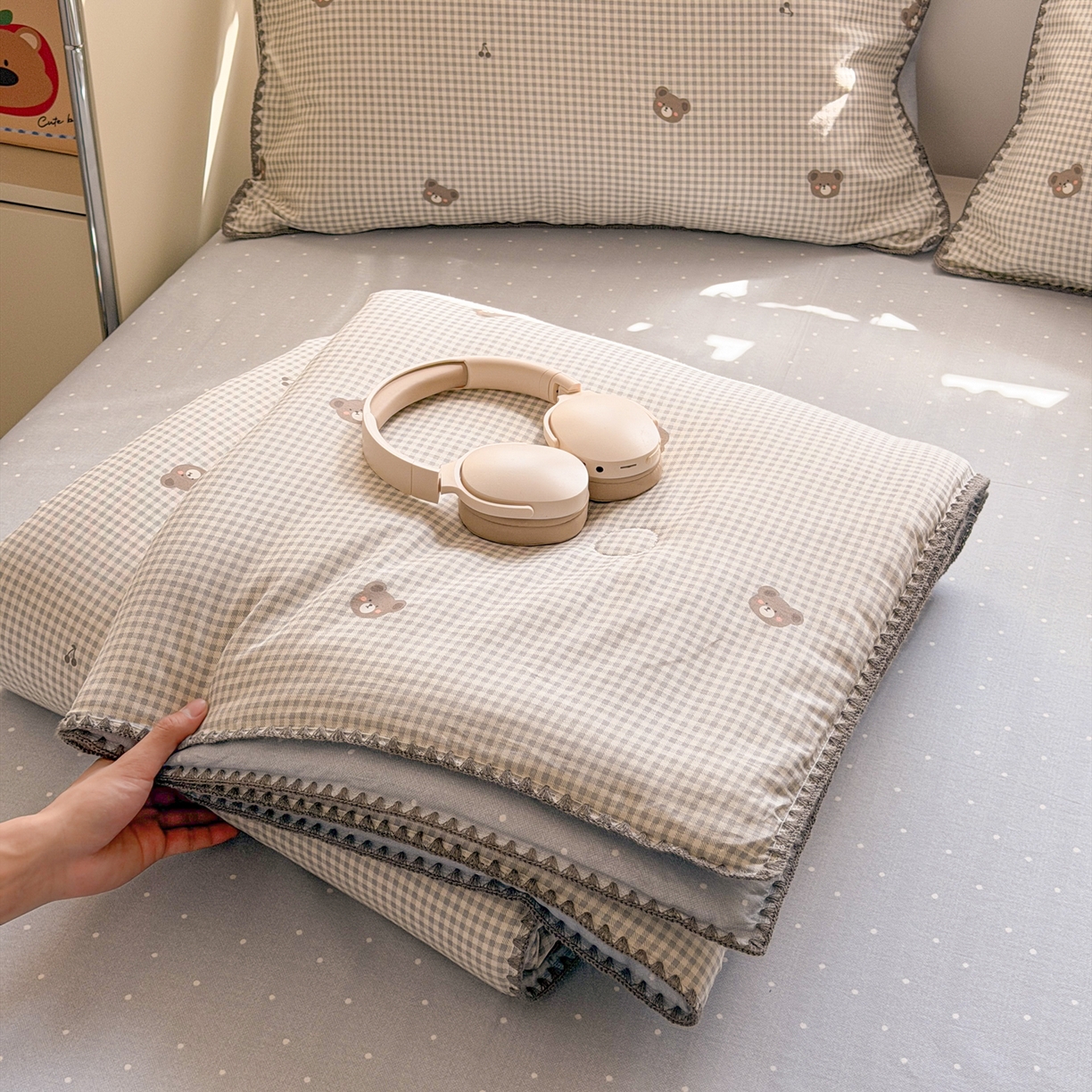 91家纺网 家纺一手货源 找家纺 简宜家居（朝初家纺） 2026新款全棉花卉卡通系列贝壳边夏被四件套 棕格小熊