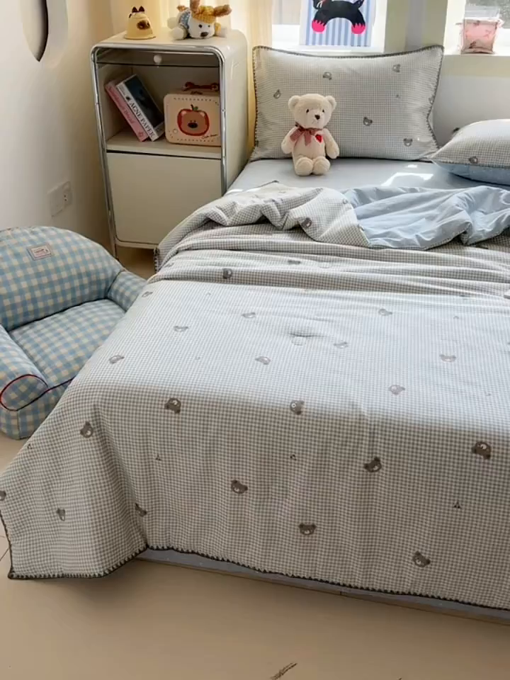 91家纺网 家纺一手货源 找家纺 简宜家居（朝初家纺） 2026新款全棉花卉卡通系列贝壳边夏被四件套 棕格小熊