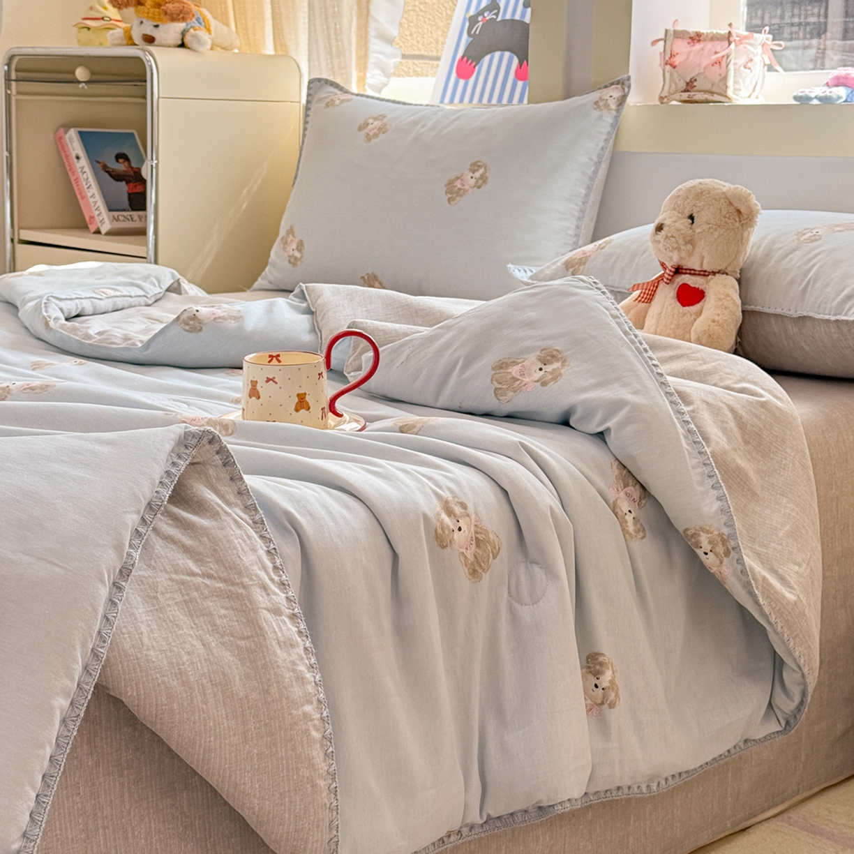 91家纺网 家纺一手货源 找家纺 简宜家居（朝初家纺） 2026新款全棉花卉卡通系列贝壳边夏被四件套 Nice狗狗-兰