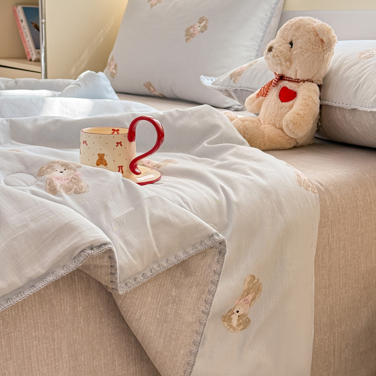 91家纺网 家纺一手货源 找家纺 简宜家居（朝初家纺） 2026新款全棉花卉卡通系列贝壳边夏被四件套 Nice狗狗-兰