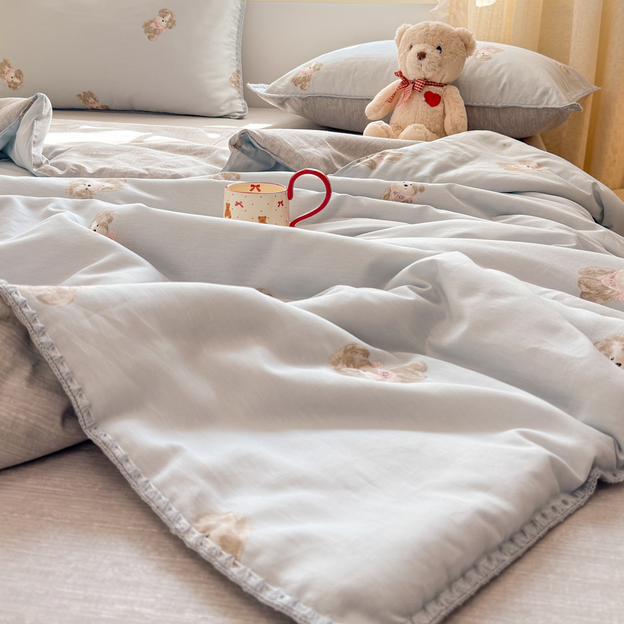 91家纺网 家纺一手货源 找家纺 简宜家居（朝初家纺） 2026新款全棉花卉卡通系列贝壳边夏被四件套 Nice狗狗-兰