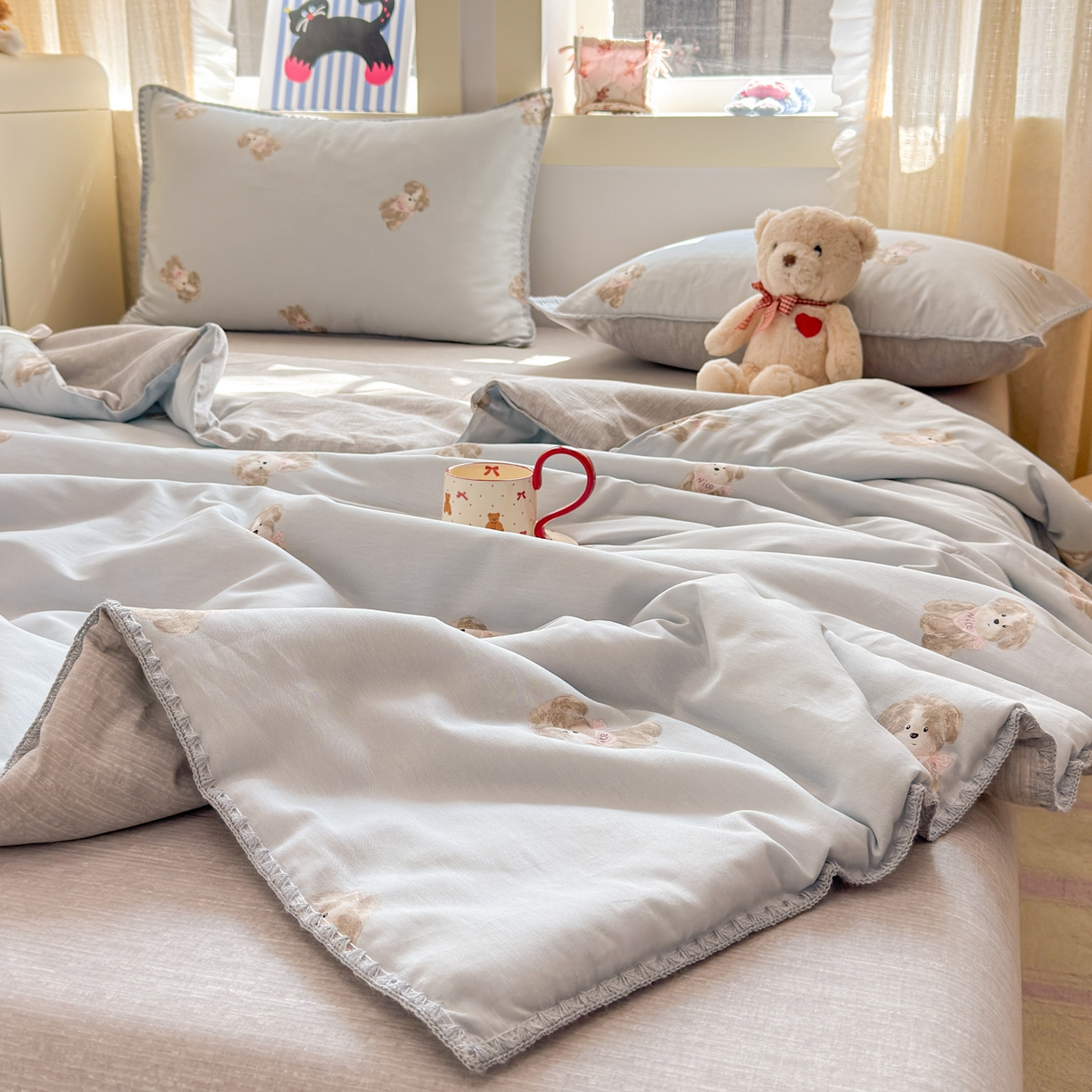 91家纺网 家纺一手货源 找家纺 简宜家居（朝初家纺） 2026新款全棉花卉卡通系列贝壳边夏被四件套 Nice狗狗-兰