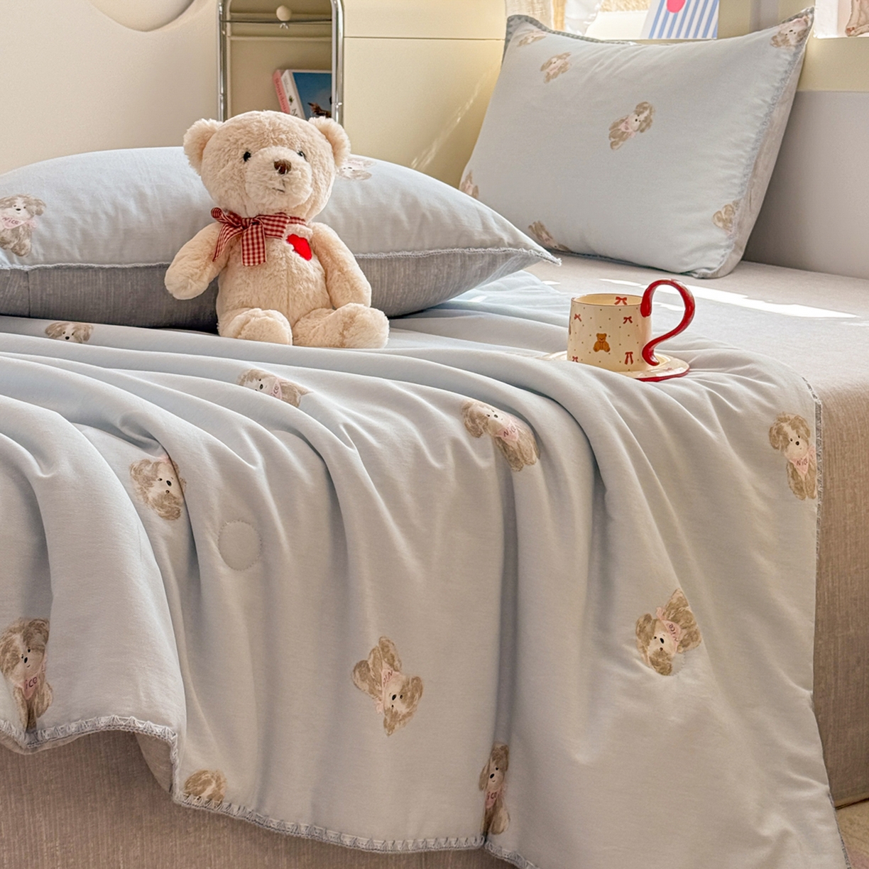 91家纺网 家纺一手货源 找家纺 简宜家居（朝初家纺） 2026新款全棉花卉卡通系列贝壳边夏被四件套 Nice狗狗-兰