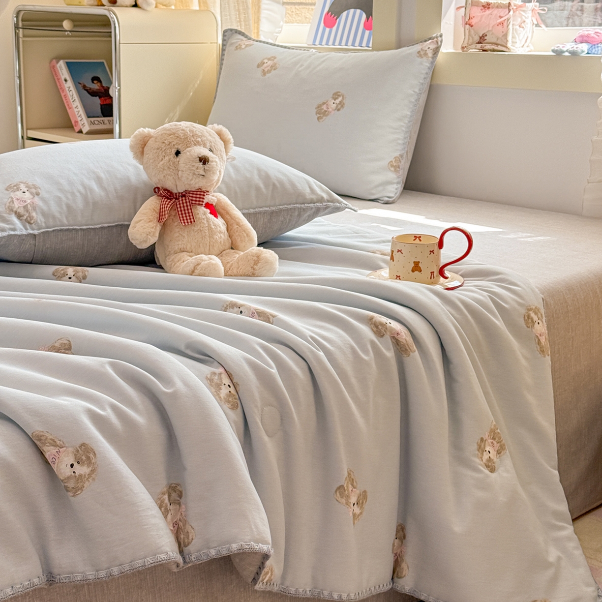 91家纺网 家纺一手货源 找家纺 简宜家居（朝初家纺） 2026新款全棉花卉卡通系列贝壳边夏被四件套 Nice狗狗-兰