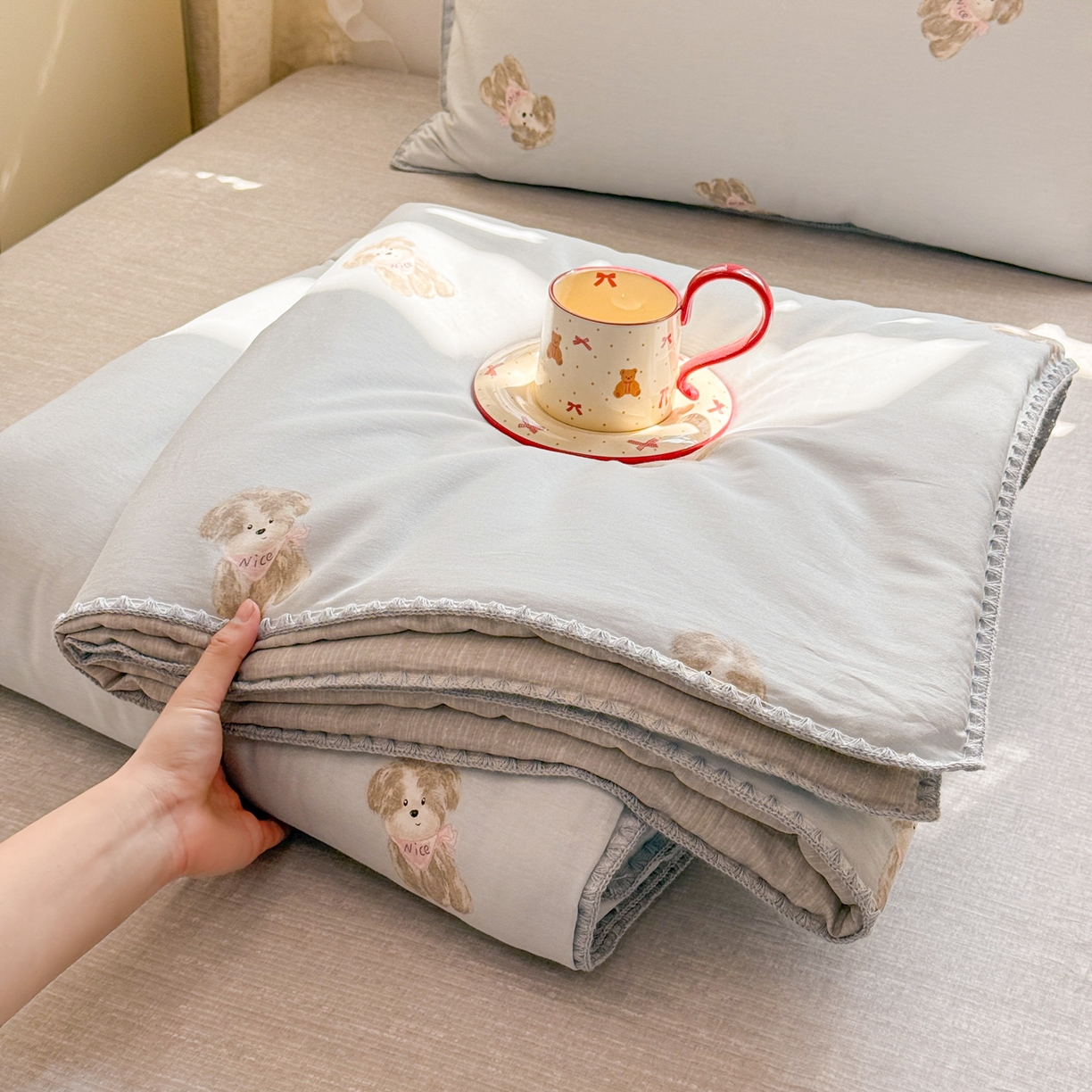 91家纺网 家纺一手货源 找家纺 简宜家居（朝初家纺） 2026新款全棉花卉卡通系列贝壳边夏被四件套 Nice狗狗-兰