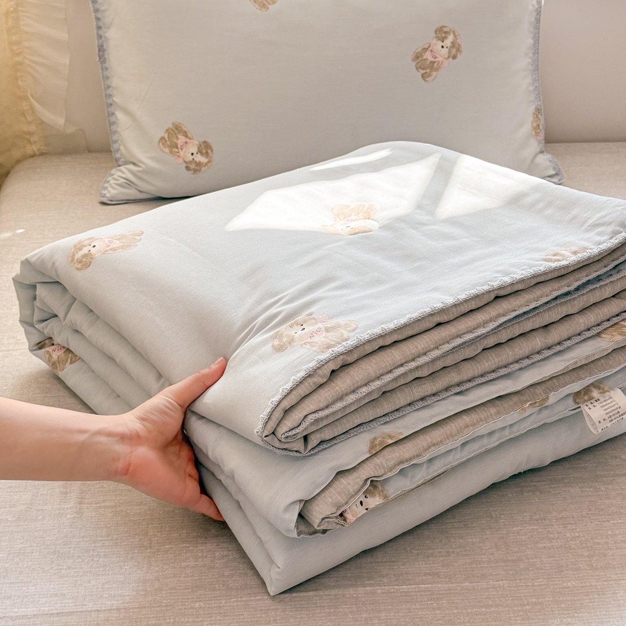 91家纺网 家纺一手货源 找家纺 简宜家居（朝初家纺） 2026新款全棉花卉卡通系列贝壳边夏被四件套 Nice狗狗-兰