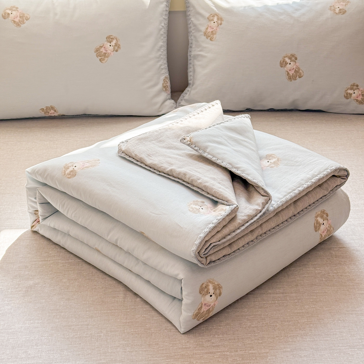 91家纺网 家纺一手货源 找家纺 简宜家居（朝初家纺） 2026新款全棉花卉卡通系列贝壳边夏被四件套 Nice狗狗-兰