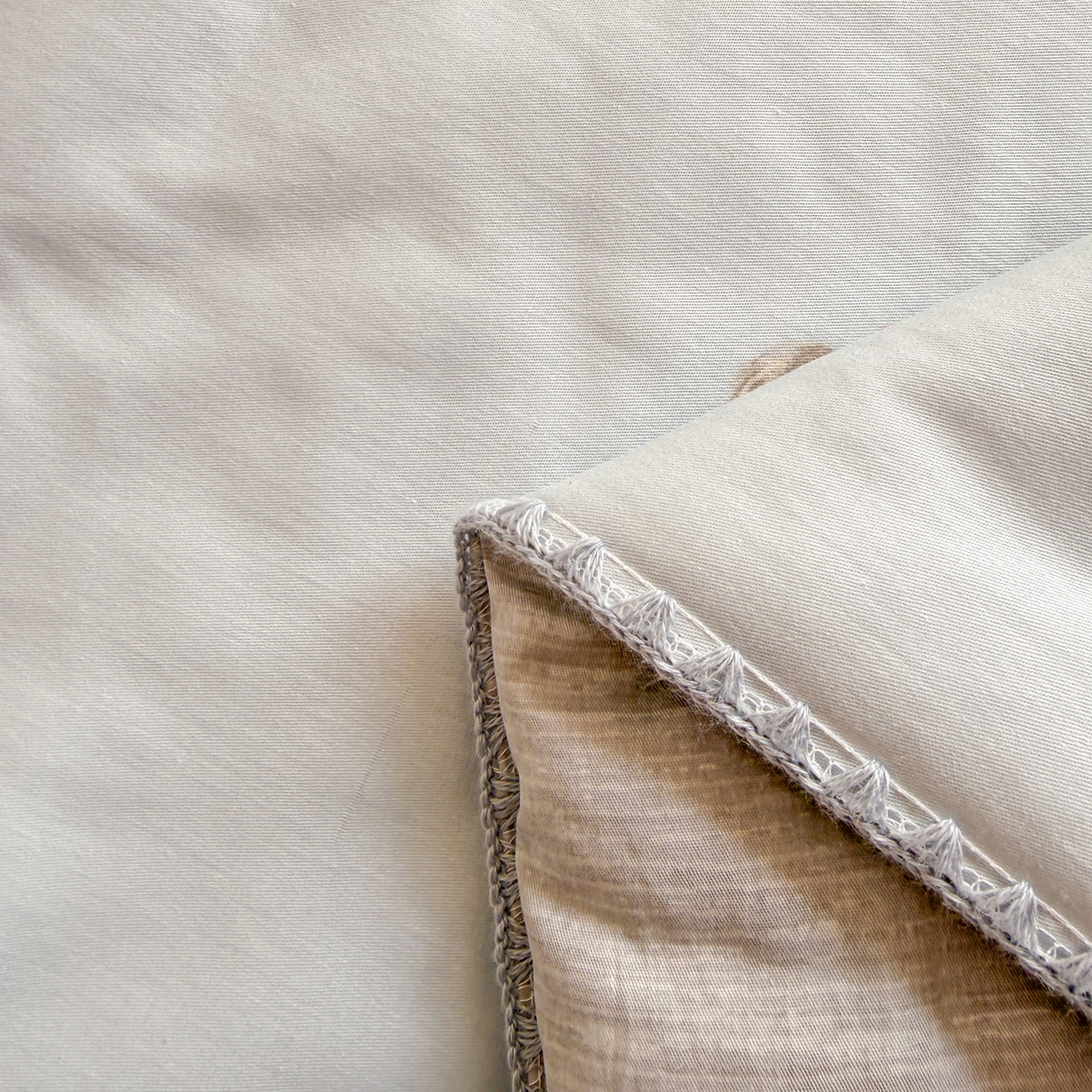 91家纺网 家纺一手货源 找家纺 简宜家居（朝初家纺） 2026新款全棉花卉卡通系列贝壳边夏被四件套 Nice狗狗-兰