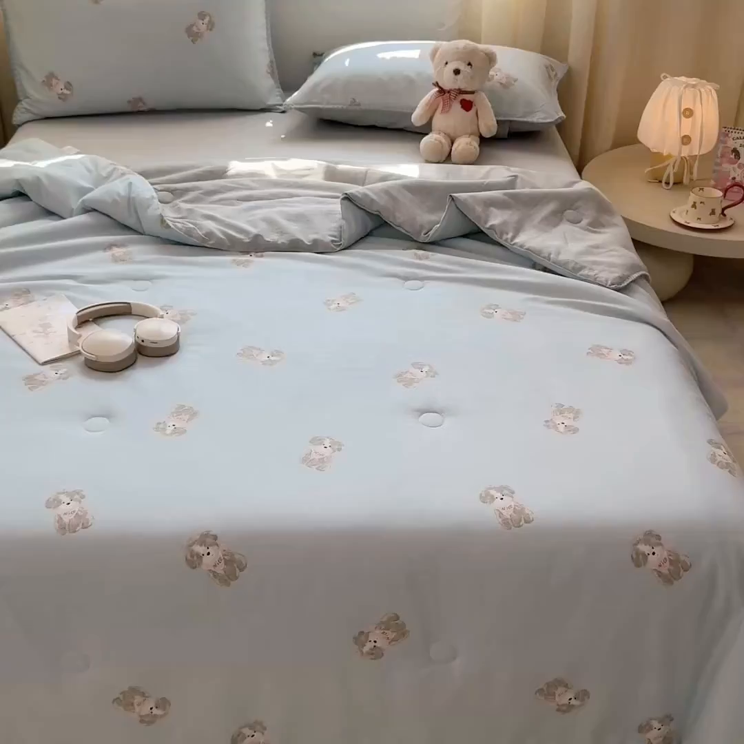 91家纺网 家纺一手货源 找家纺 简宜家居（朝初家纺） 2026新款全棉花卉卡通系列贝壳边夏被四件套 Nice狗狗-兰