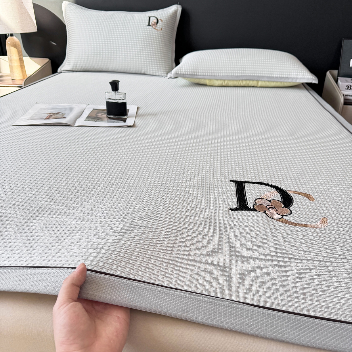 91家纺网 家纺一手货源 找家纺 （总）眠势力 2026新款冰豆豆凉席刺绣款凉席子冰感豆豆床单软凉席三件套可机洗