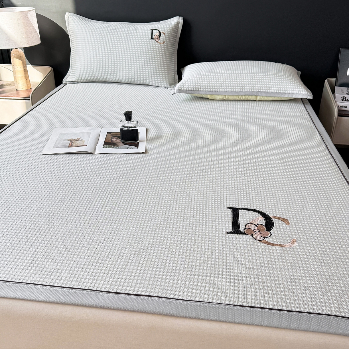 91家纺网 家纺一手货源 找家纺 （总）眠势力 2026新款冰豆豆凉席刺绣款凉席子冰感豆豆床单软凉席三件套可机洗