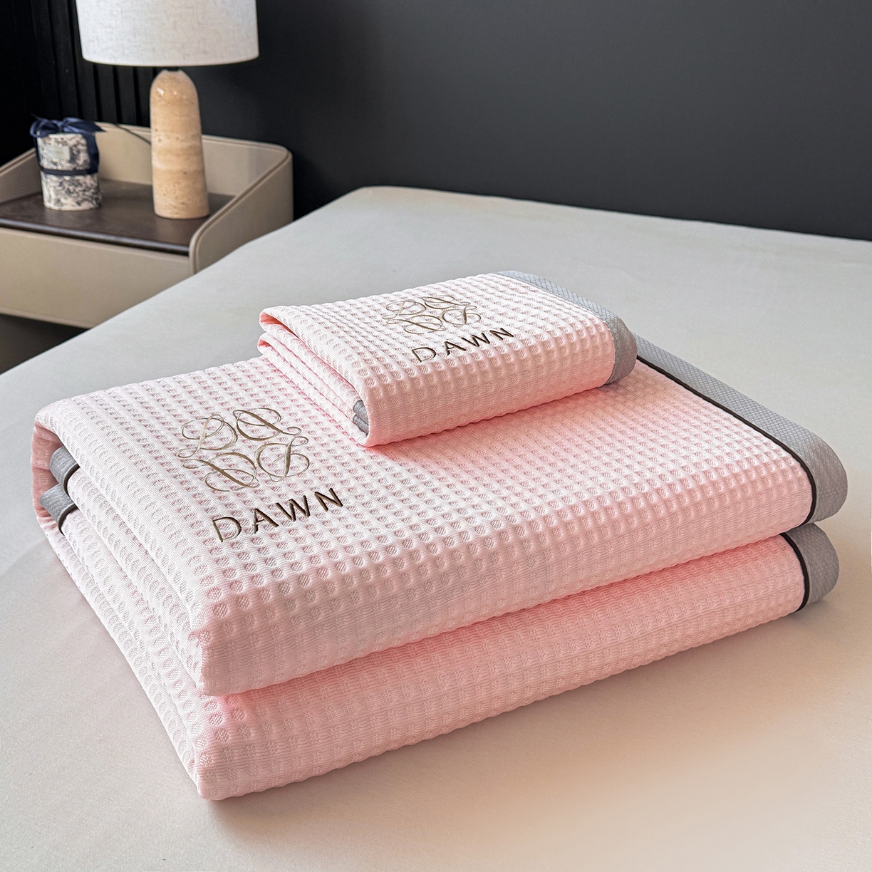 91家纺网 家纺一手货源 找家纺 眠势力 2026新款冰豆豆凉席刺绣款凉席子冰感豆豆床单软凉席三件套可机洗 雅致-粉