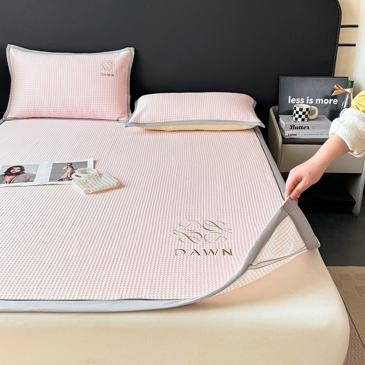 91家纺网 家纺一手货源 找家纺 眠势力 2026新款冰豆豆凉席刺绣款凉席子冰感豆豆床单软凉席三件套可机洗 雅致-粉