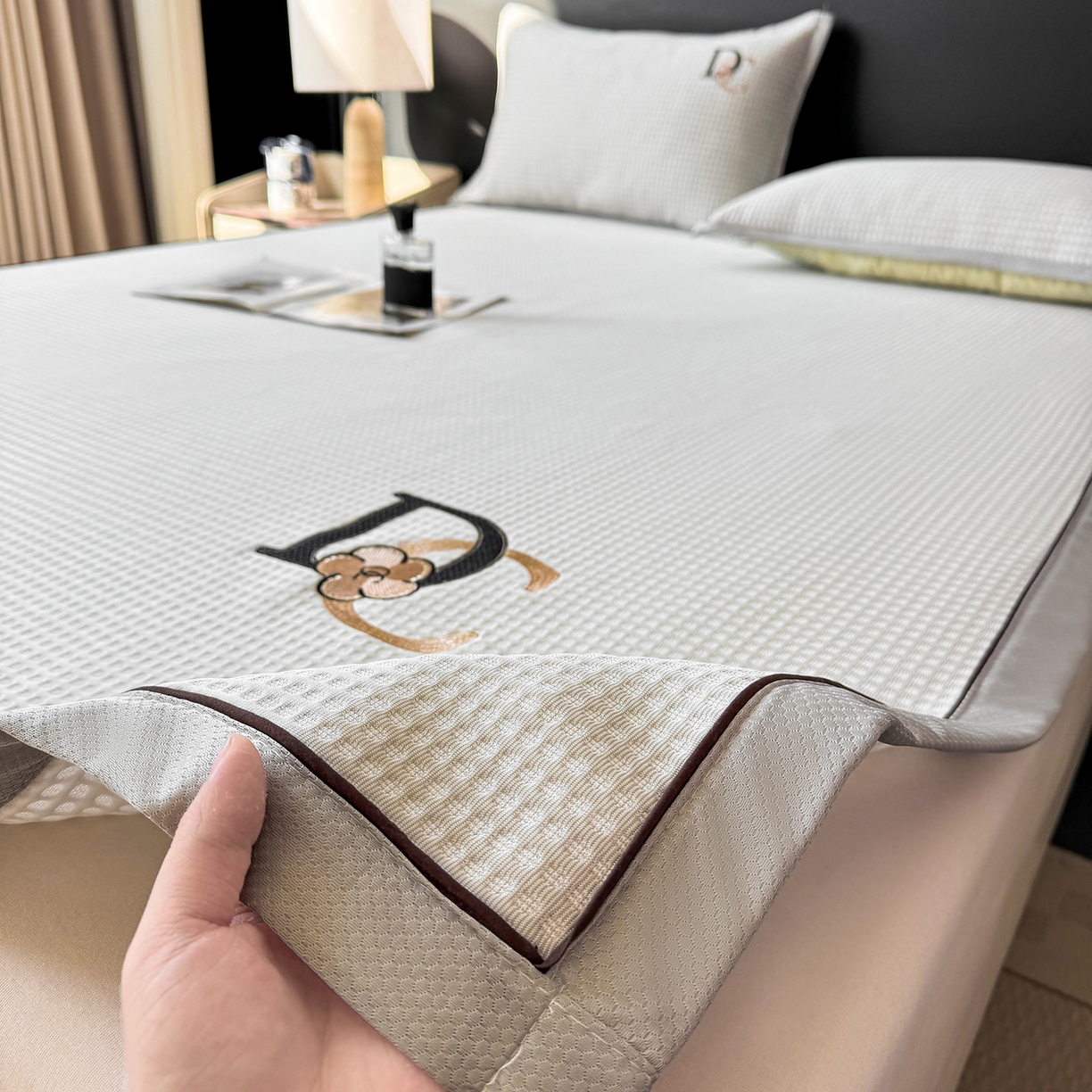 91家纺网 家纺一手货源 找家纺 眠势力 2026新款冰豆豆凉席刺绣款凉席子冰感豆豆床单软凉席三件套可机洗 山茶DC-灰