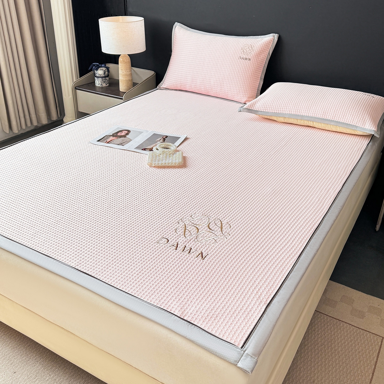 91家纺网 家纺一手货源 找家纺 眠势力 2026新款冰豆豆凉席刺绣款凉席子冰感豆豆床单软凉席三件套可机洗 雅致-粉