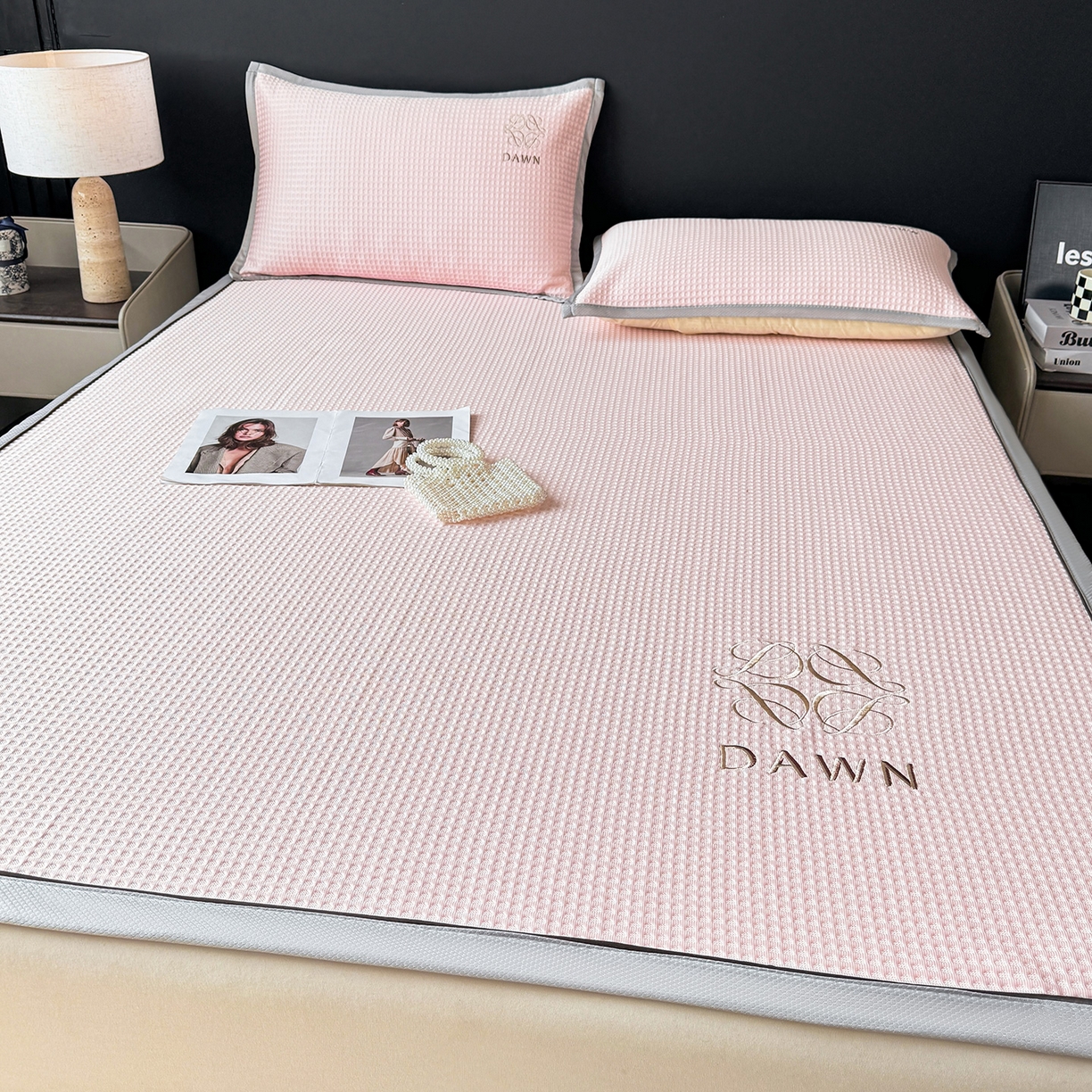 91家纺网 家纺一手货源 找家纺 眠势力 2026新款冰豆豆凉席刺绣款凉席子冰感豆豆床单软凉席三件套可机洗 雅致-粉