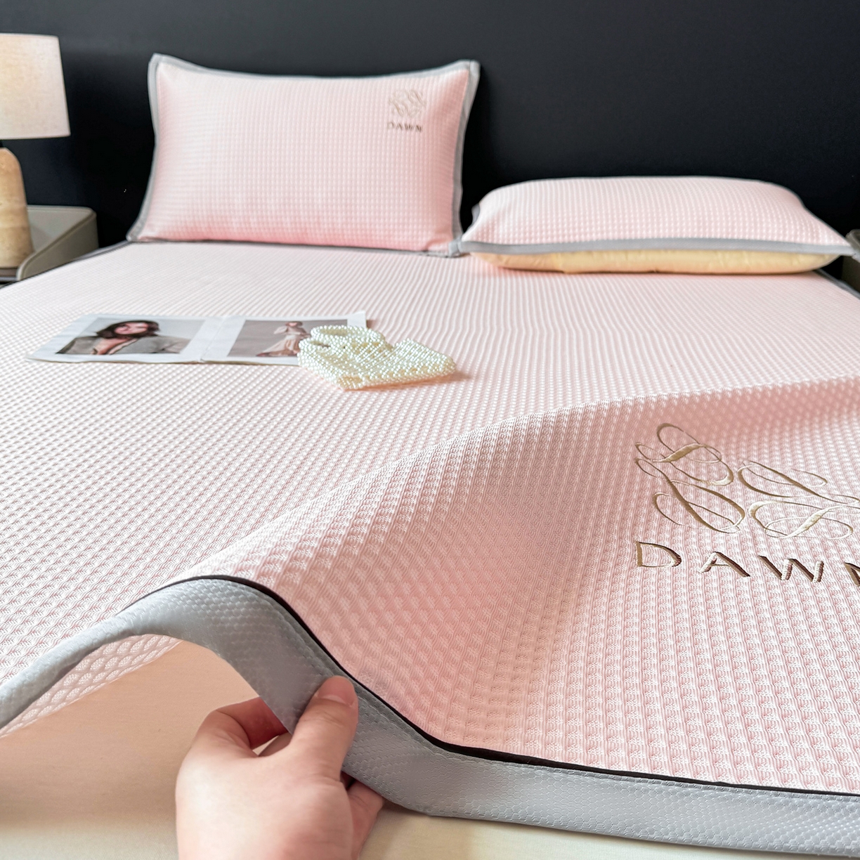 91家纺网 家纺一手货源 找家纺 眠势力 2026新款冰豆豆凉席刺绣款凉席子冰感豆豆床单软凉席三件套可机洗 雅致-粉