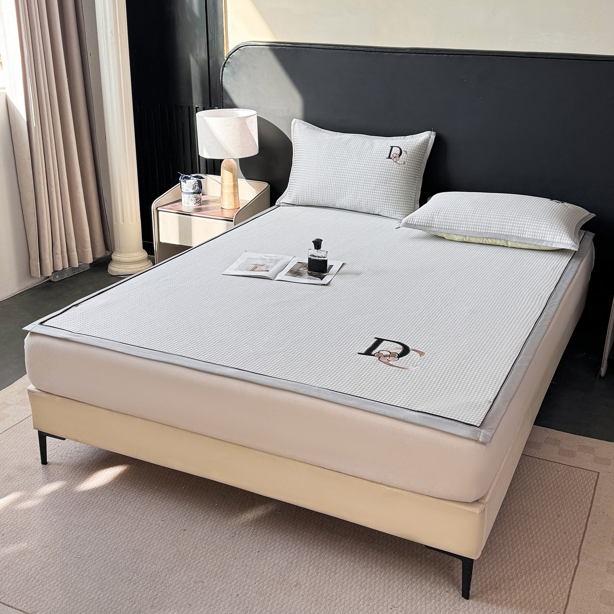 91家纺网 家纺一手货源 找家纺 眠势力 2026新款冰豆豆凉席刺绣款凉席子冰感豆豆床单软凉席三件套可机洗 山茶DC-灰