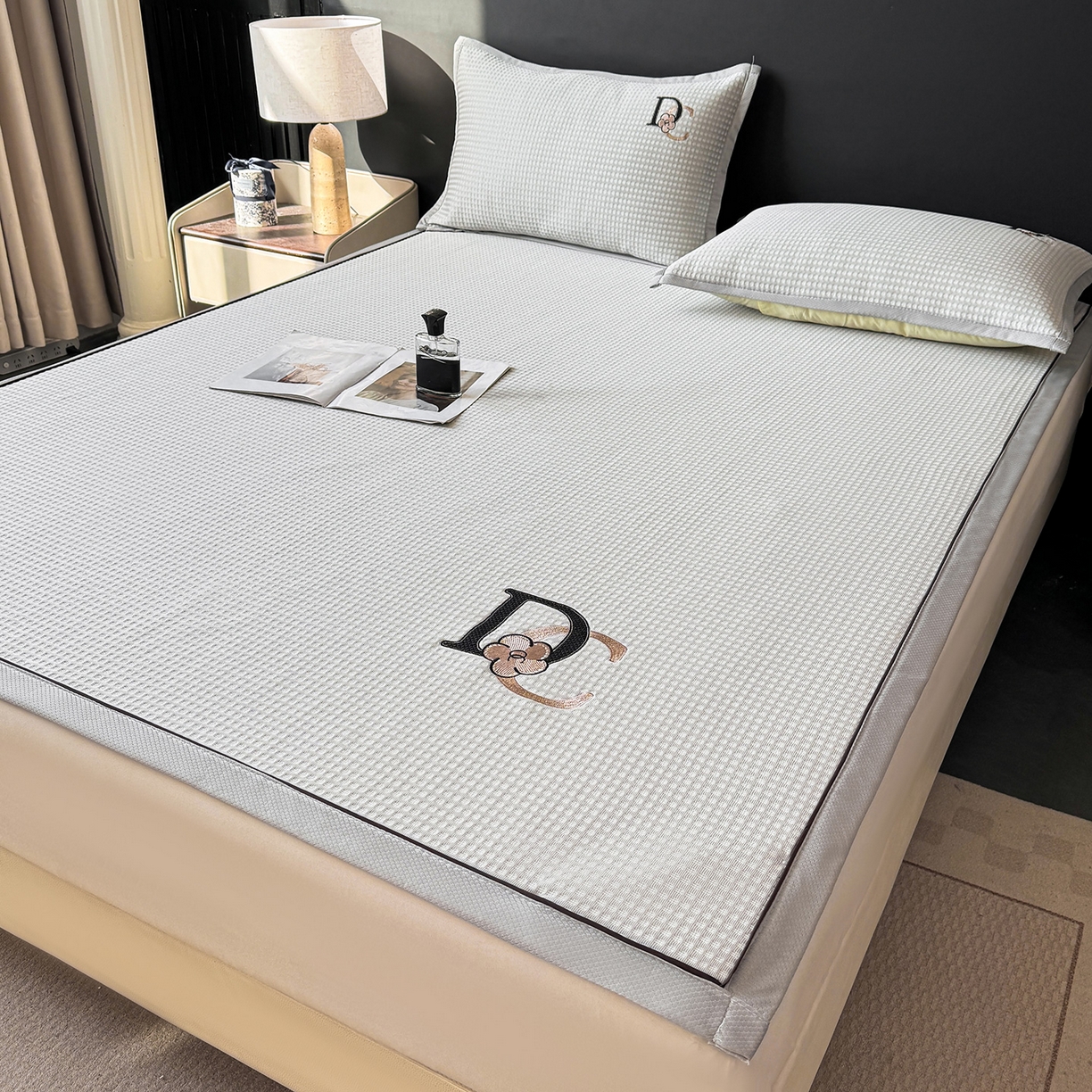 91家纺网 家纺一手货源 找家纺 眠势力 2026新款冰豆豆凉席刺绣款凉席子冰感豆豆床单软凉席三件套可机洗 山茶DC-灰