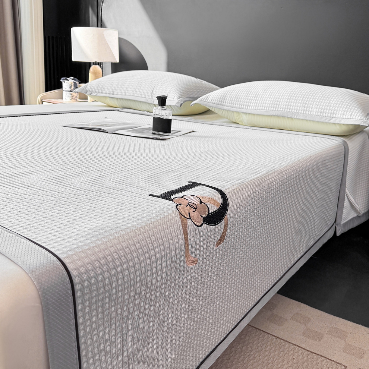 91家纺网 家纺一手货源 找家纺 眠势力 2026新款冰豆豆凉席刺绣款凉席子冰感豆豆床单软凉席三件套可机洗 山茶DC-灰