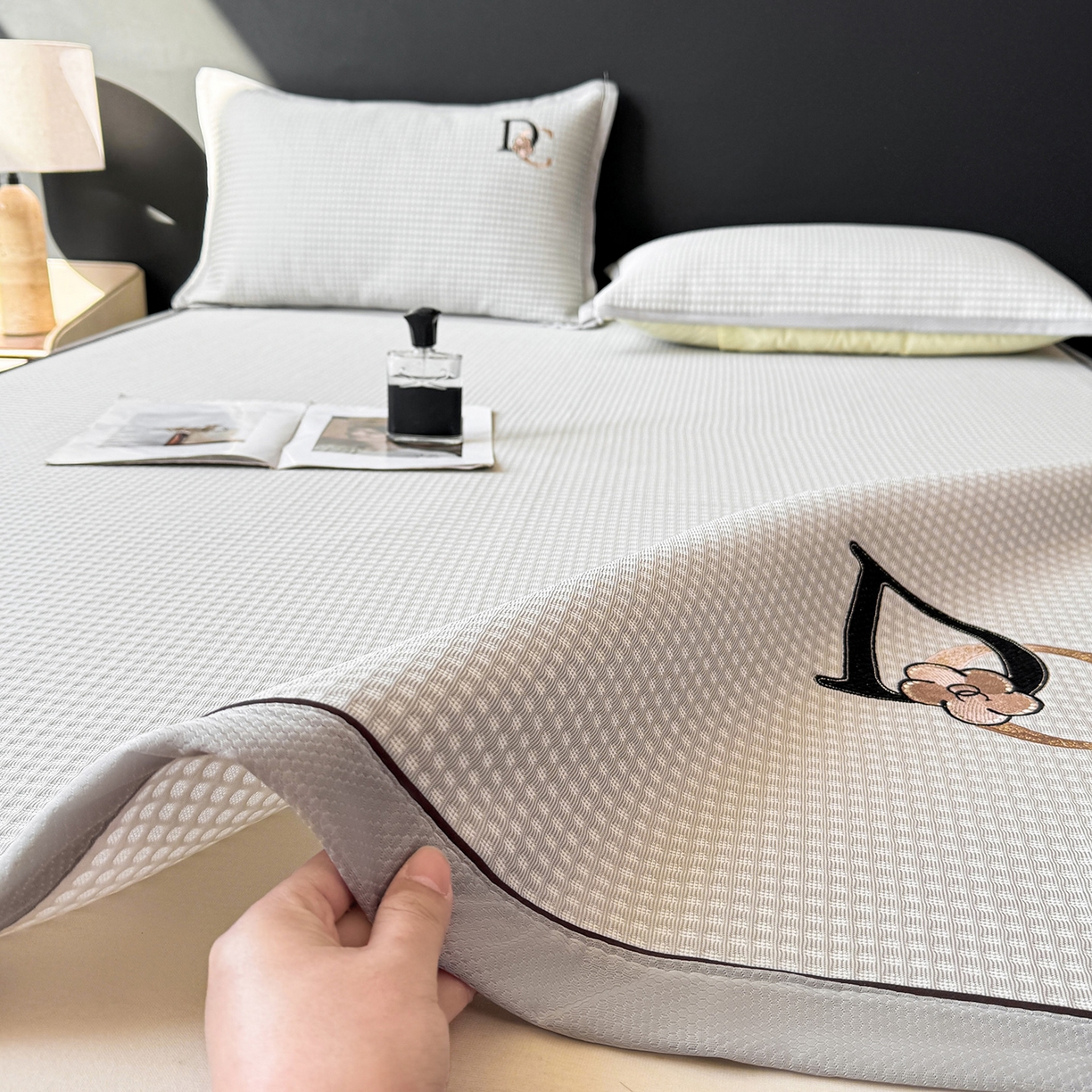 91家纺网 家纺一手货源 找家纺 眠势力 2026新款冰豆豆凉席刺绣款凉席子冰感豆豆床单软凉席三件套可机洗 山茶DC-灰