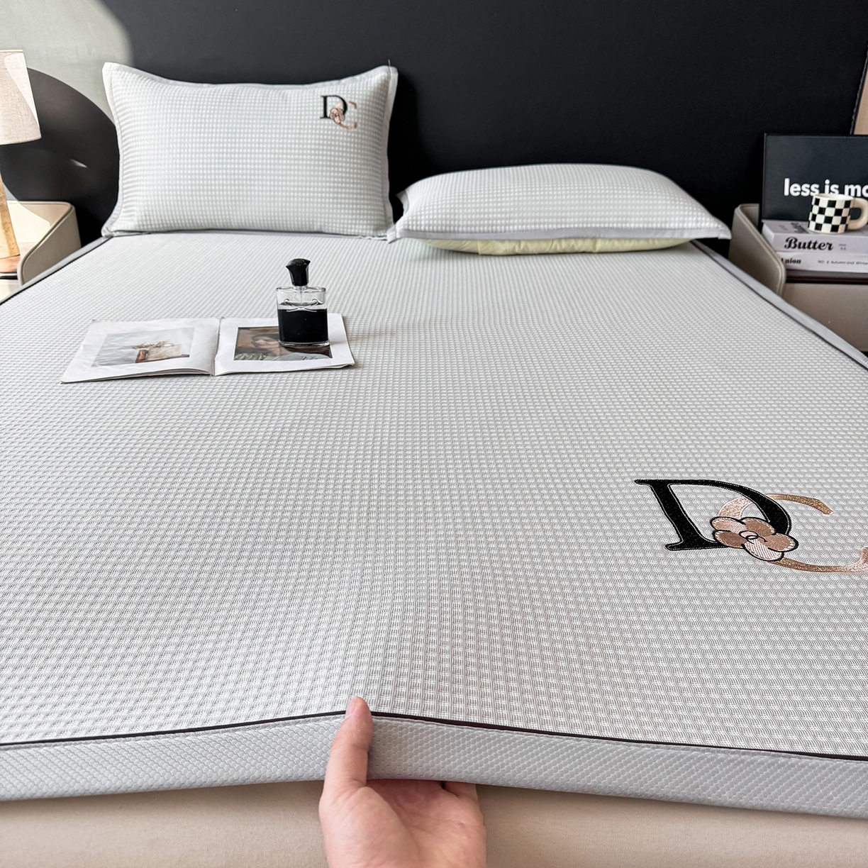 91家纺网 家纺一手货源 找家纺 （总）眠势力 2026新款冰豆豆凉席刺绣款凉席子冰感豆豆床单软凉席三件套可机洗