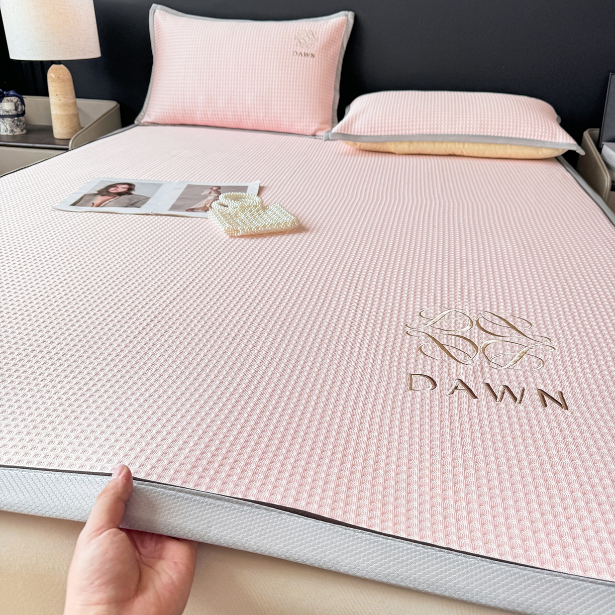 91家纺网 家纺一手货源 找家纺 眠势力 2026新款冰豆豆凉席刺绣款凉席子冰感豆豆床单软凉席三件套可机洗 雅致-粉