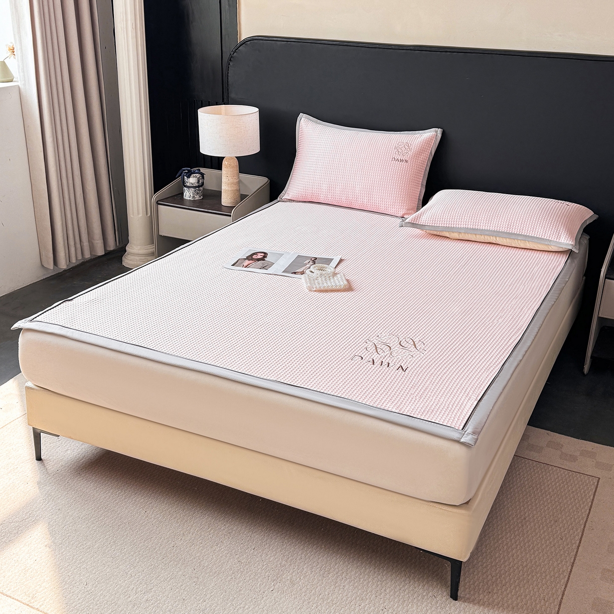 91家纺网 家纺一手货源 找家纺 眠势力 2026新款冰豆豆凉席刺绣款凉席子冰感豆豆床单软凉席三件套可机洗 雅致-粉