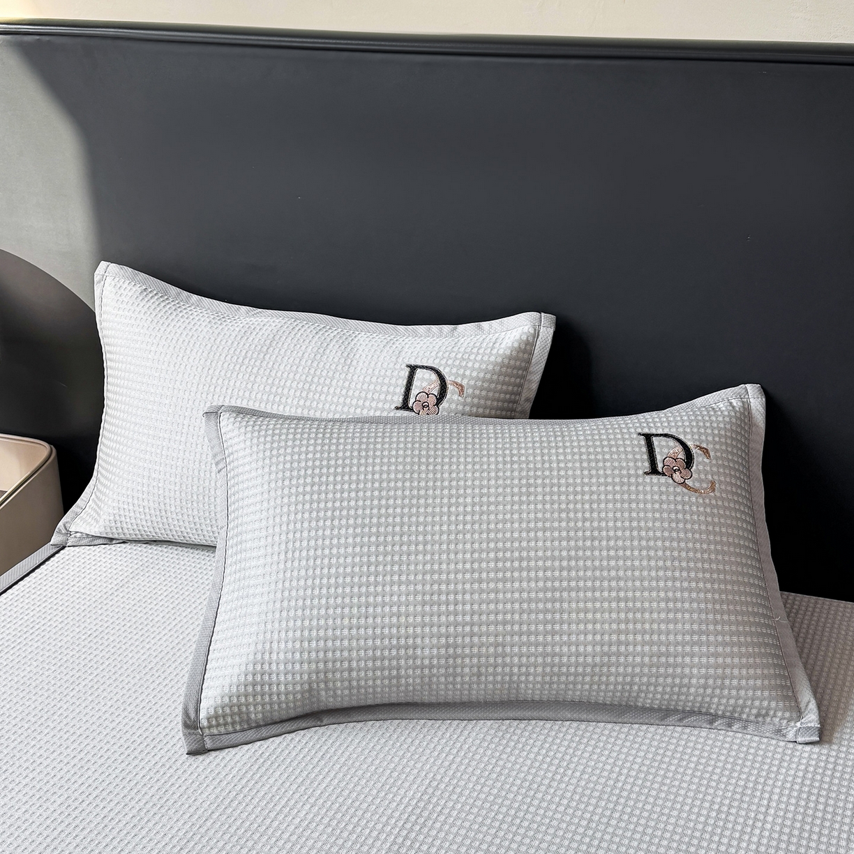 91家纺网 家纺一手货源 找家纺 （总）眠势力 2026新款冰豆豆凉席刺绣款凉席子冰感豆豆床单软凉席三件套可机洗