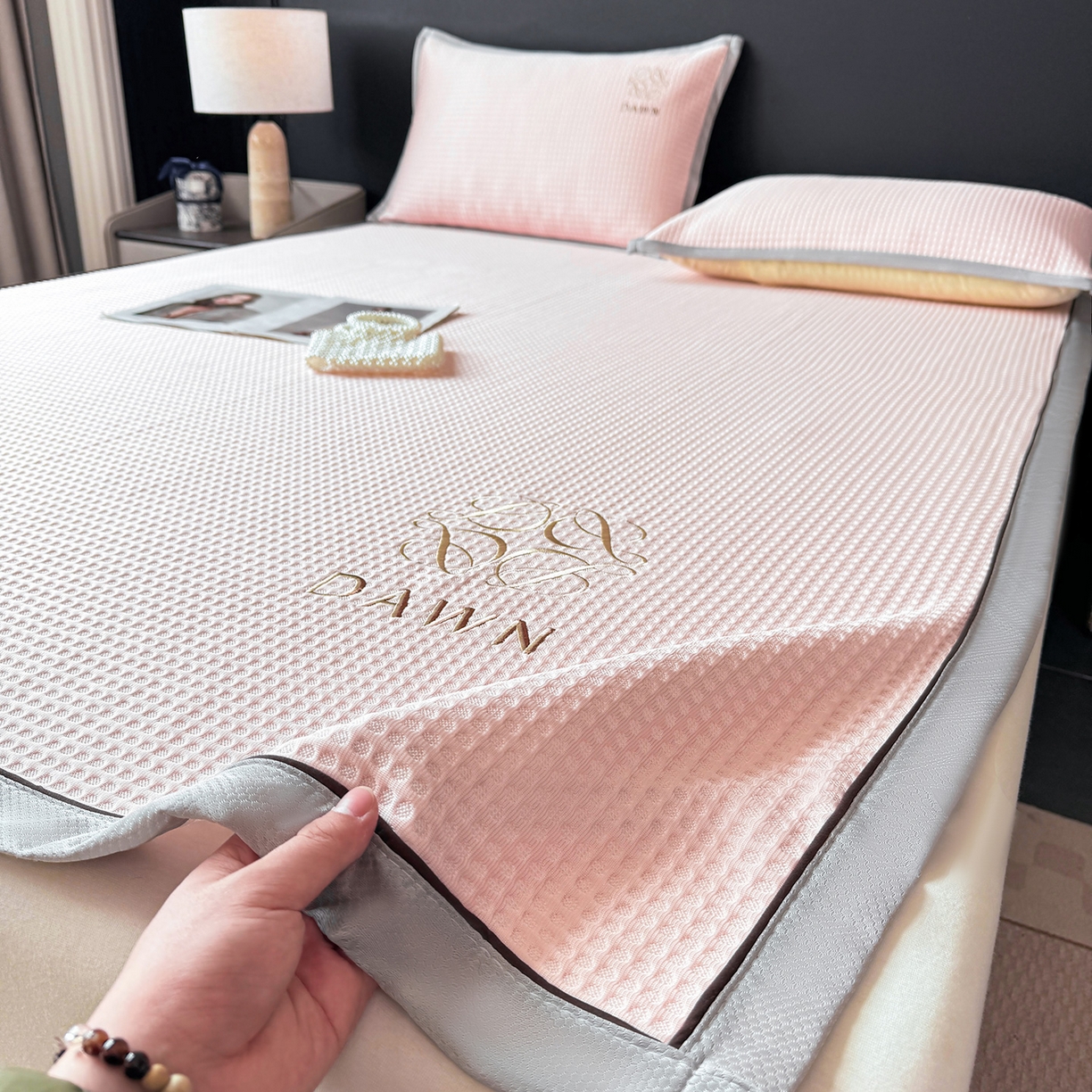 91家纺网 家纺一手货源 找家纺 眠势力 2026新款冰豆豆凉席刺绣款凉席子冰感豆豆床单软凉席三件套可机洗 雅致-粉