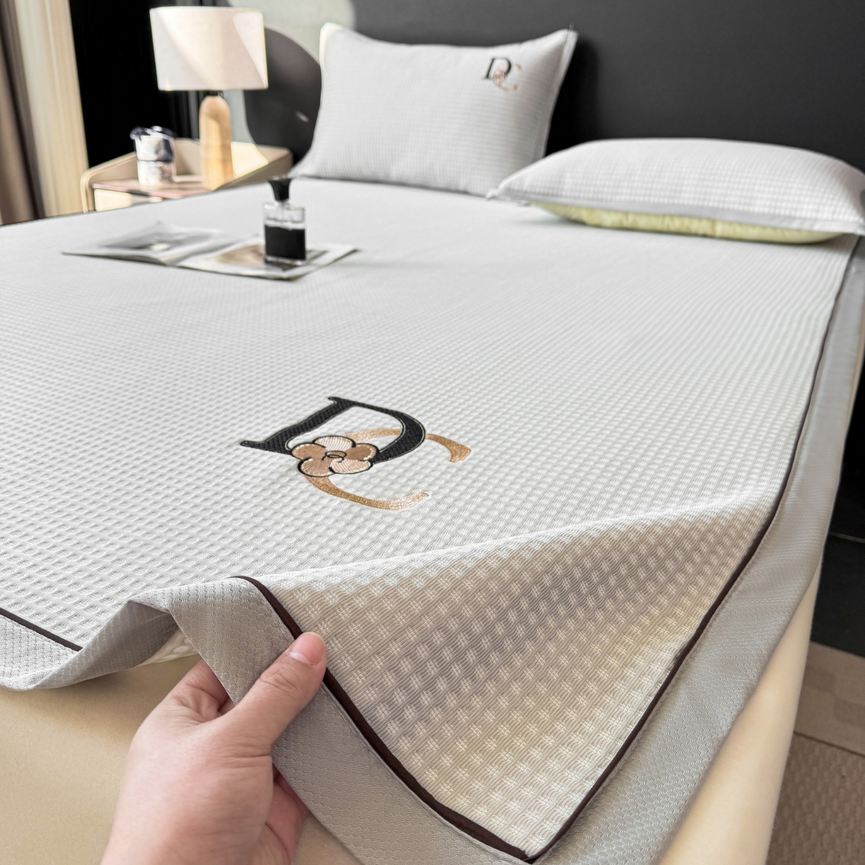 91家纺网 家纺一手货源 找家纺 眠势力 2026新款冰豆豆凉席刺绣款凉席子冰感豆豆床单软凉席三件套可机洗 山茶DC-灰