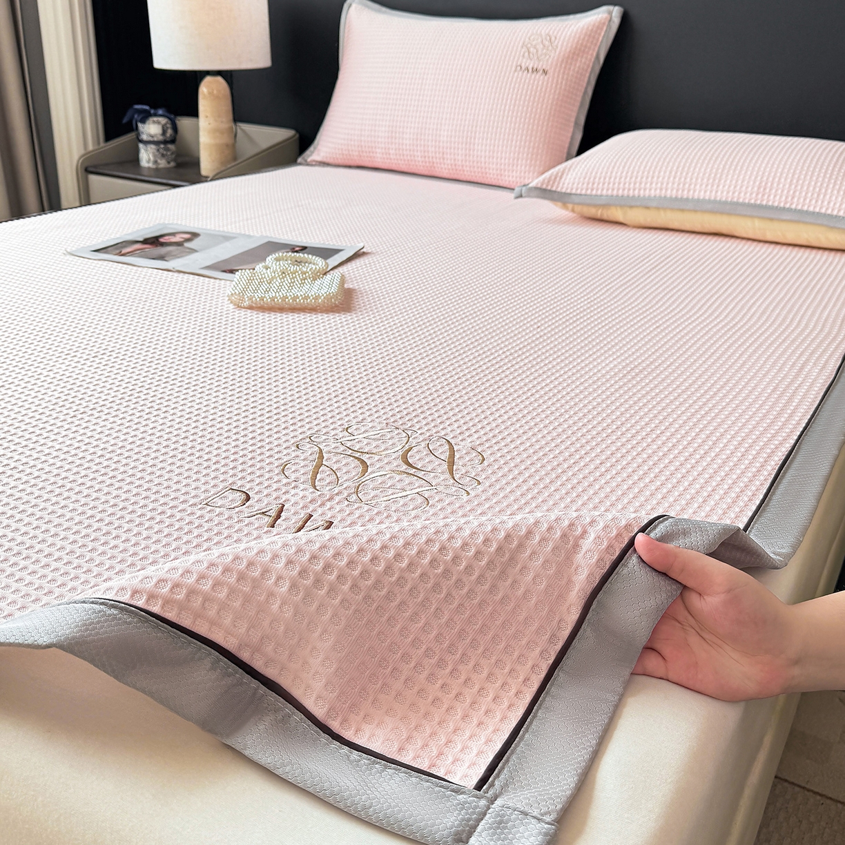 91家纺网 家纺一手货源 找家纺 眠势力 2026新款冰豆豆凉席刺绣款凉席子冰感豆豆床单软凉席三件套可机洗 雅致-粉