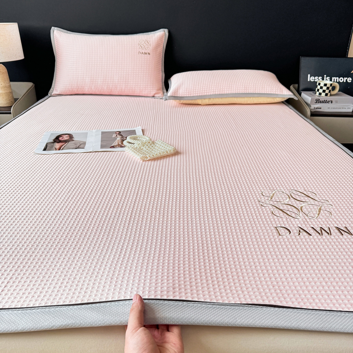 91家纺网 家纺一手货源 找家纺 眠势力 2026新款冰豆豆凉席刺绣款凉席子冰感豆豆床单软凉席三件套可机洗 雅致-粉