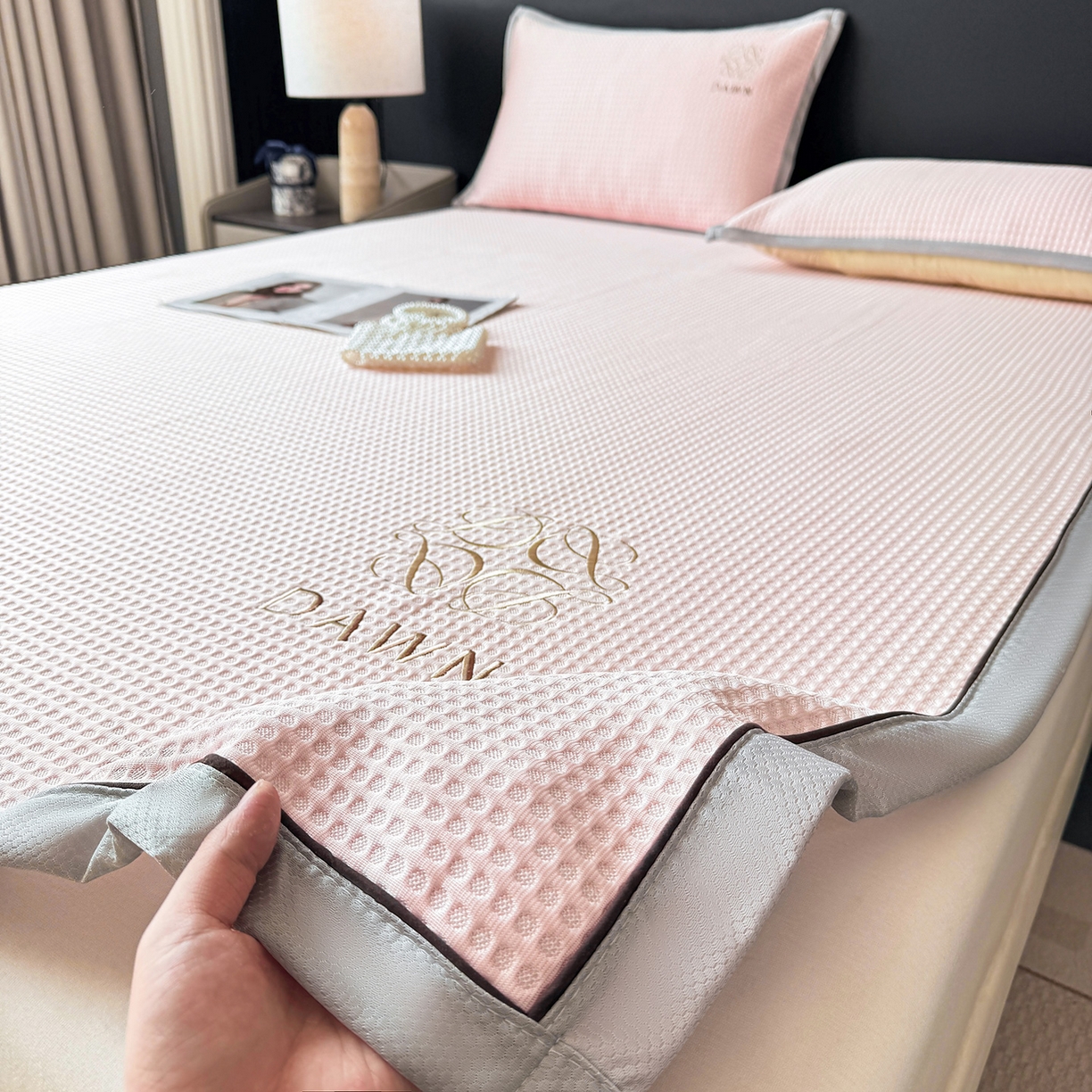 91家纺网 家纺一手货源 找家纺 眠势力 2026新款冰豆豆凉席刺绣款凉席子冰感豆豆床单软凉席三件套可机洗 雅致-粉