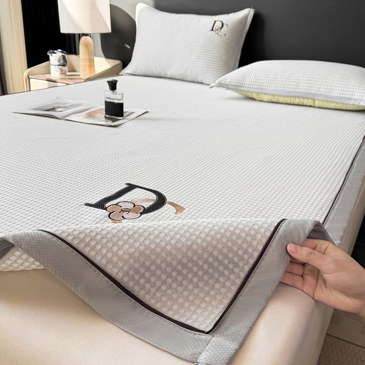 91家纺网 家纺一手货源 找家纺 眠势力 2026新款冰豆豆凉席刺绣款凉席子冰感豆豆床单软凉席三件套可机洗 山茶DC-灰